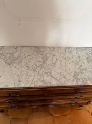 Cómoda de madera con tapa de mármol