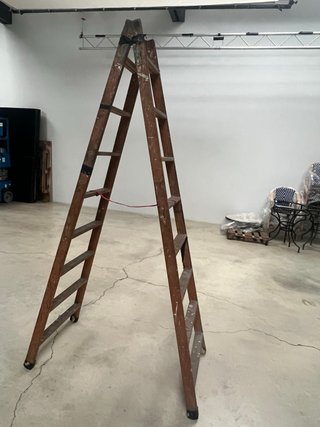 2 Escaleras de Madera, Tijeras y Robustas.