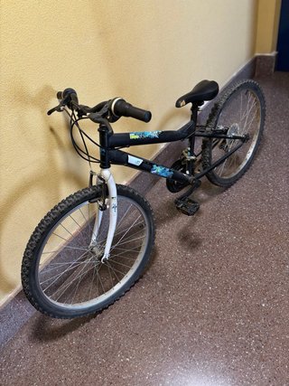 Bicicleta negra para jóvenes