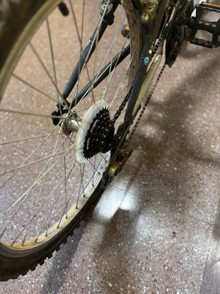 Bicicleta negra para jóvenes