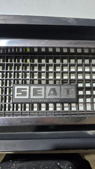 Parrilla Seat 124 FL