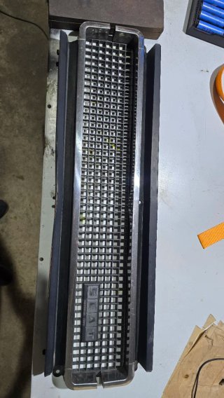 Parrilla Seat 124 FL