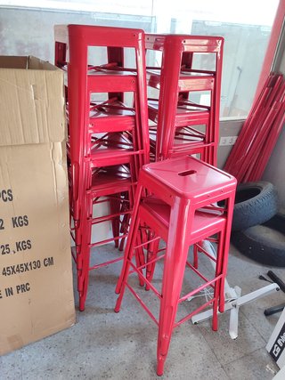 Taburete metálico rojo