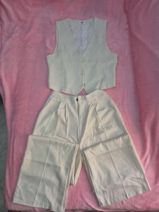Conjunto chaleco y pantalón beige