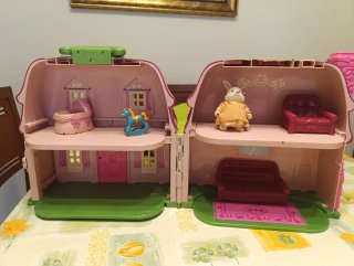 Casita de muñecas con muebles
