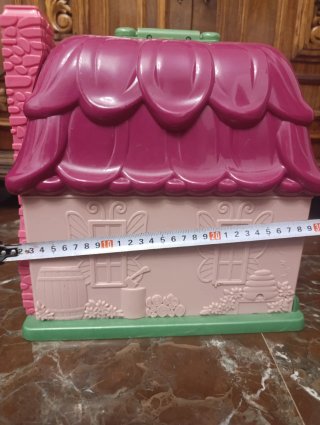 Casita de muñecas con muebles