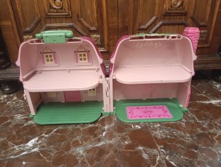 Casita de muñecas con muebles
