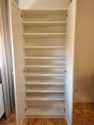 Librería Billy IKEA con puertas completas