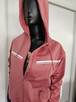 Conjunto deportivo rosa y blanco