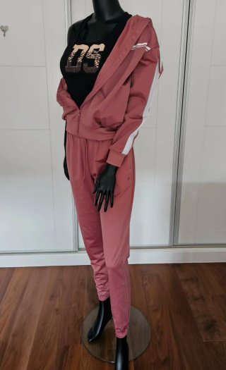 Conjunto deportivo rosa y blanco