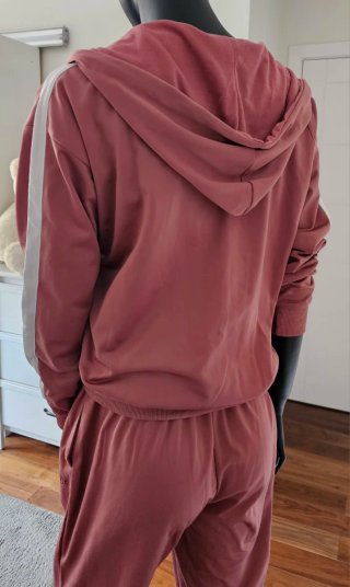 Conjunto deportivo rosa y blanco