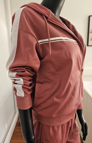 Conjunto deportivo rosa y blanco