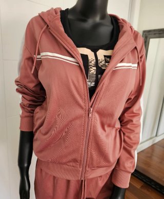 Conjunto deportivo rosa y blanco