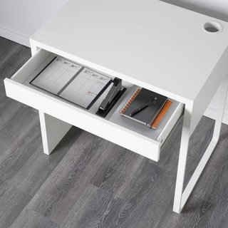 Escritorio IKEA MICKE + Silla Ergonómica