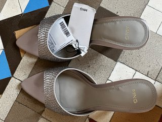 Sandalias de tacón plateadas con pedrería