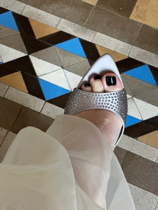 Sandalias de tacón plateadas con pedrería