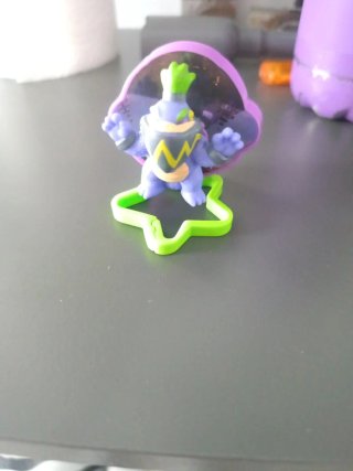 Muñeco morado con base verde