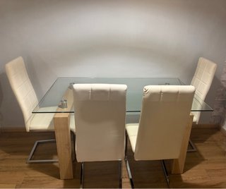 Mesa cristal y 4 sillas polipiel