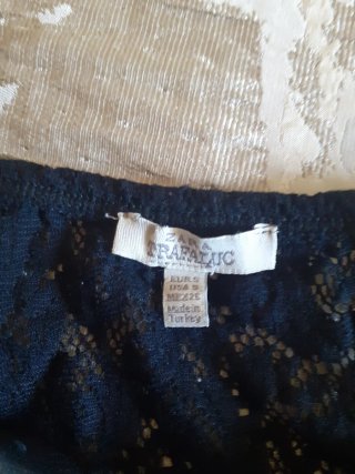 Top de encaje negro con tirantes
