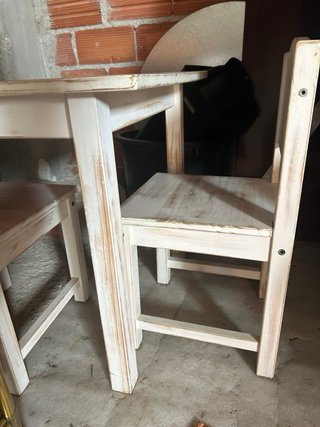 Mesa y 2 sillas de madera