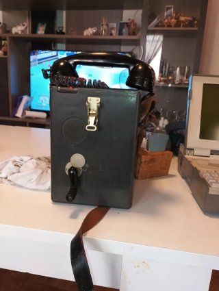 Teléfono antiguo con manivela