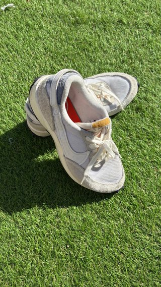Zapatillas Nike grises y blancas