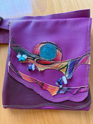 Riñonera de cuero multicolor y morado