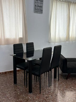 Sofá cama negro + mesa con 4 sillas BARATO