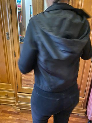 Abrigo negro con cremallera