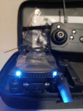 Dron plegable negro con mando