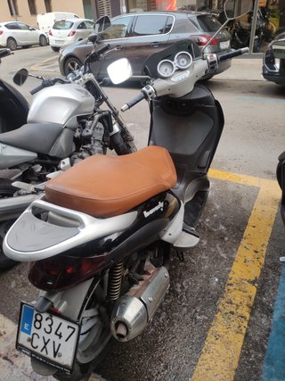 Piaggio Beverly Maxi Scooter Negra y Marrón