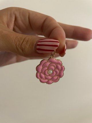 Charm Camelia Chanel Rosa y Dorado