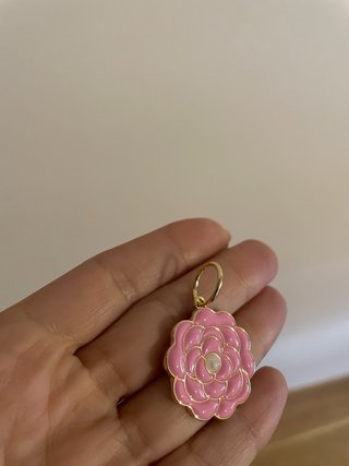 Charm Camelia Chanel Rosa y Dorado