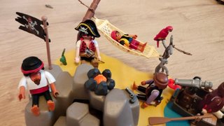 Un una isla con 4 piratas, un niño, un cofre, etc.