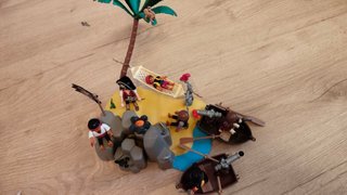 Un una isla con 4 piratas, un niño, un cofre, etc.