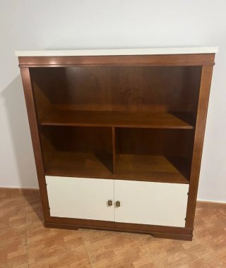 Armario de madera con puertas blancas