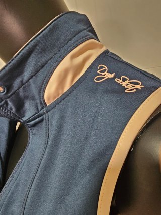 Chaleco deportivo azul y beige