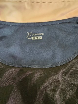 Chaleco deportivo azul y beige