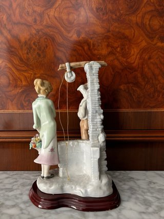 Figura pareja pozo porcelana