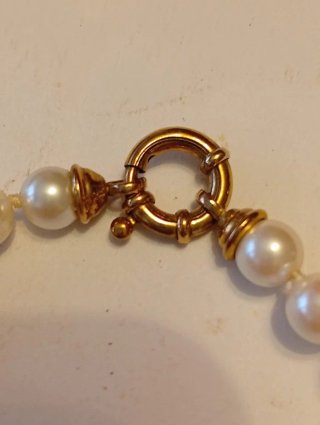 Collar de perlas con cierre chapado en oro