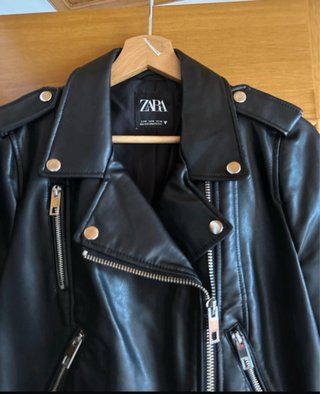 Cazadora efecto piel Zara Talla M