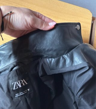 Cazadora efecto piel Zara Talla M
