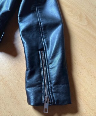 Cazadora efecto piel Zara Talla M