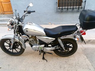 Yamaha YB125 Plata con Baúl