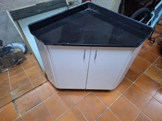 Mueble rinconera con tapa de mármol negro