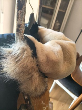Plumas azul con capucha de pelo y cinturón