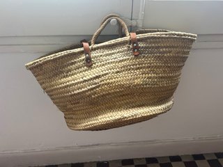 Cesta de mimbre y cuero