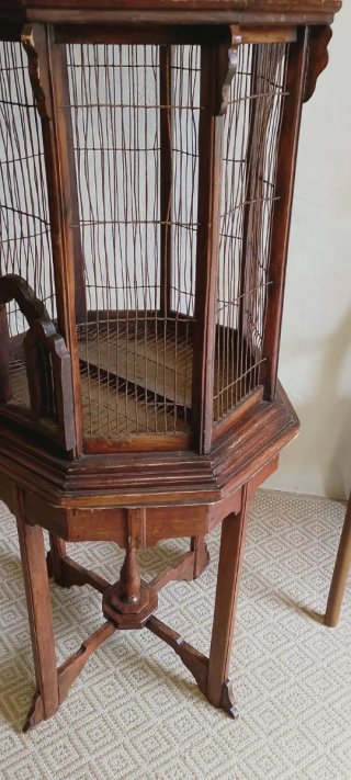 Jaula antigua de madera