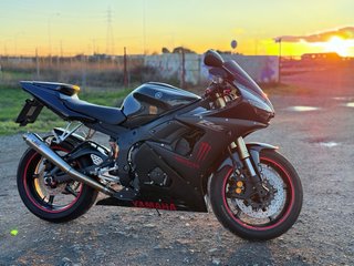 Yamaha YZF 600 R6  Negra y Roja