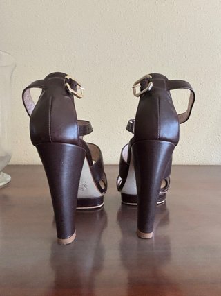Sandalias de piel marrón T.35